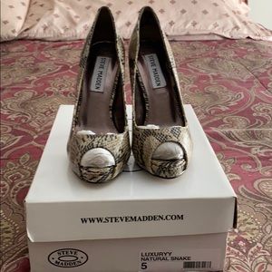 New Steve Madden snake peep toe heels in size 5